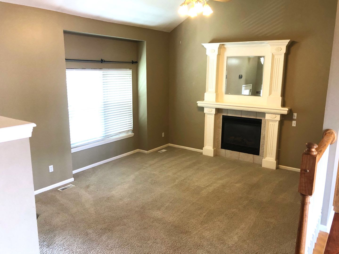 4 Bed, 3 Bath with Fenced Backyard!! – photo 1