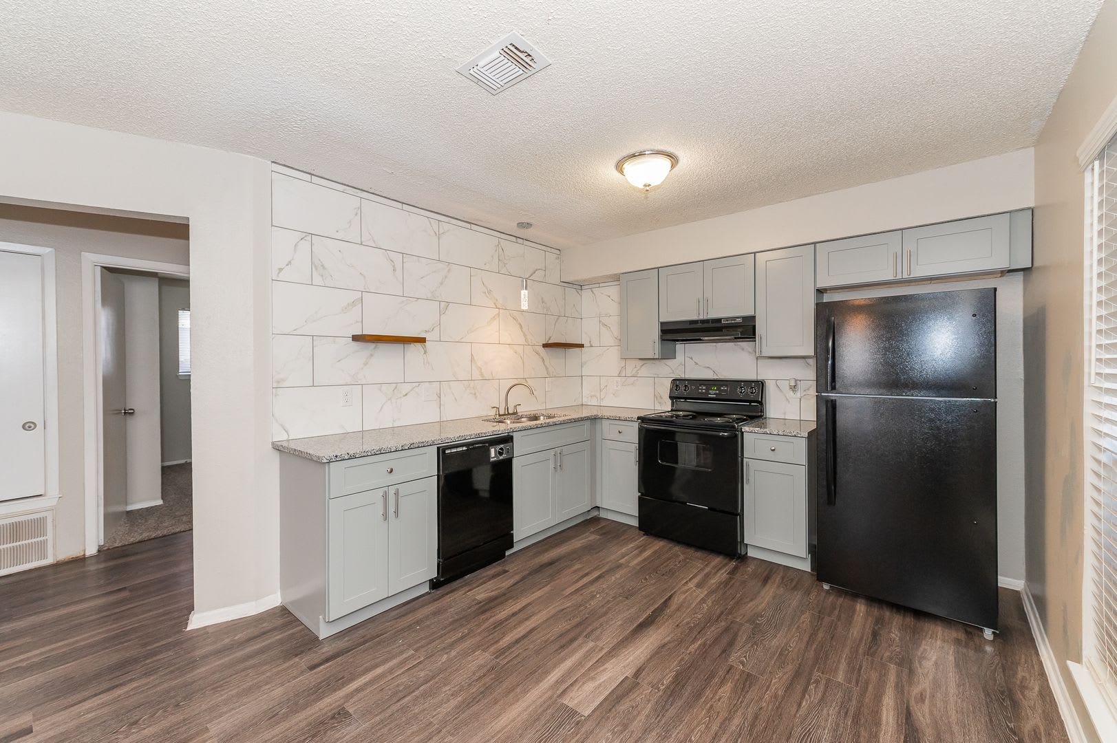 Top Location! Right in the heart of beautiful downtown Boerne! – photo 1 of 20