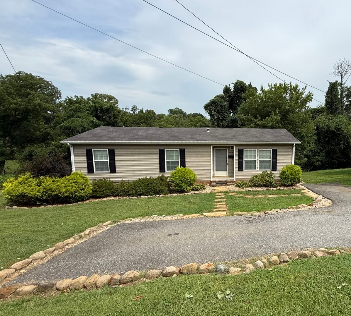 One Level House Off Fort Avenue – photo 1