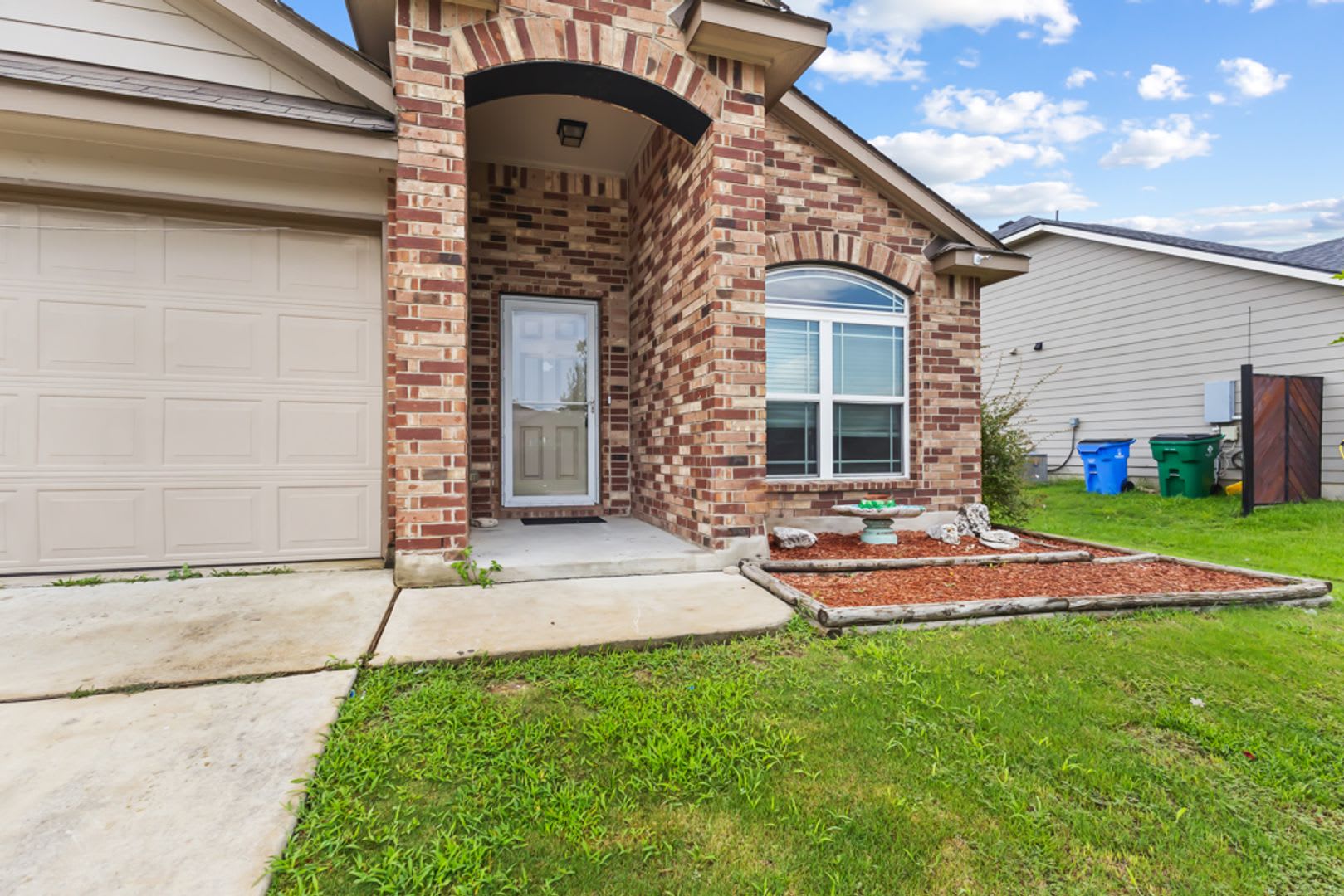 Well-Maintained 4 Bedroom Home in a Convenient Seguin Location – photo 1