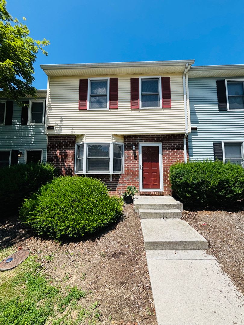 4 Bedroom, 3.5 Bath Townhouse – photo 1
