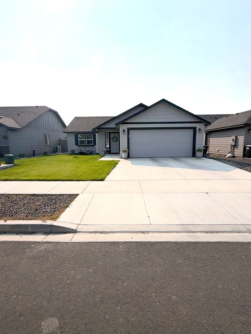Fully Furnished Home, All utilities, Internet & Landscaping Included!!!! – photo 1