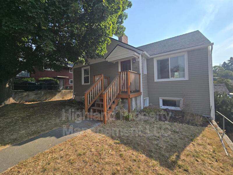 1160 NE Lake St – photo 1 of 32