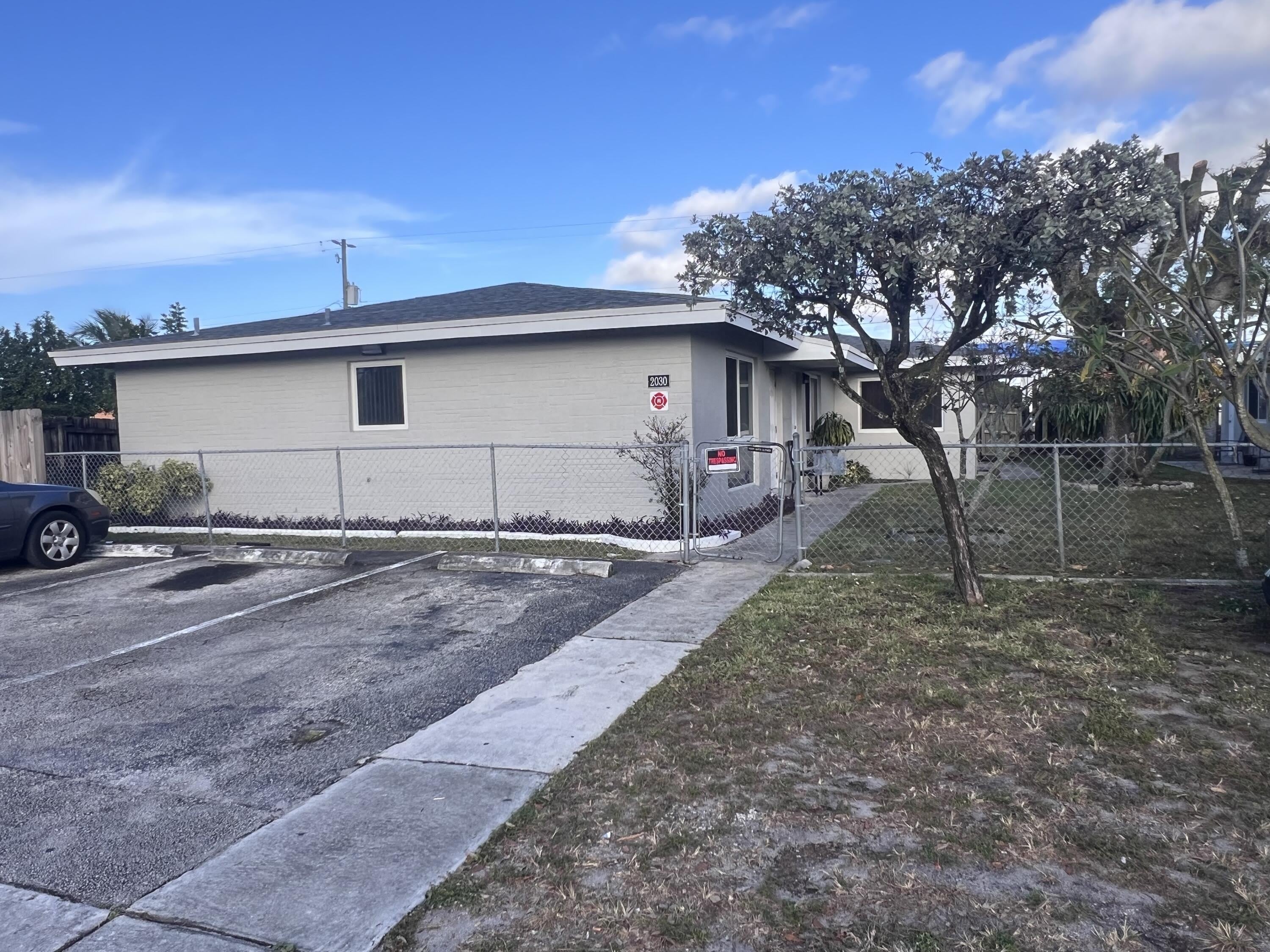 2030 SW 41st Avenue – photo 1 of 14