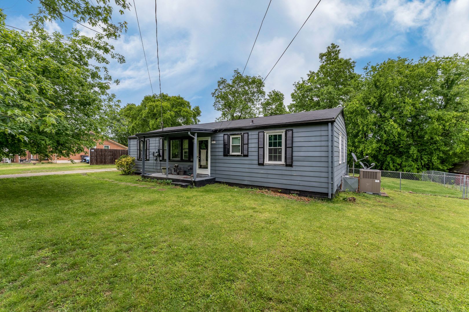 AVAILABLE NOW at a Good Price. 3 Bed 1 Bath FOR LEASE in Columbia. $1200 Rent. – photo 1
