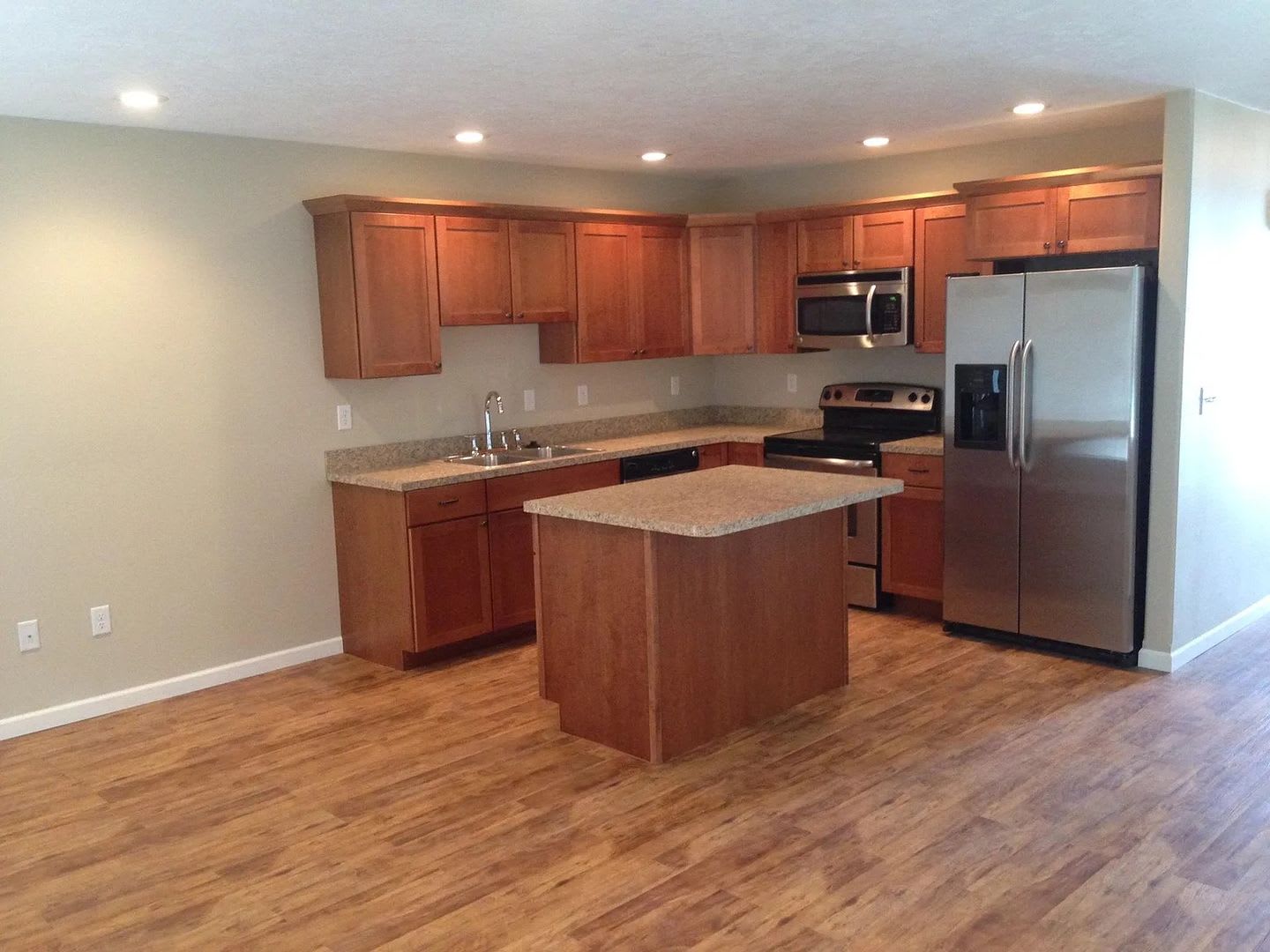 Spacious 3 Bedroom 3 Full Bathroom Townhouse – photo 1