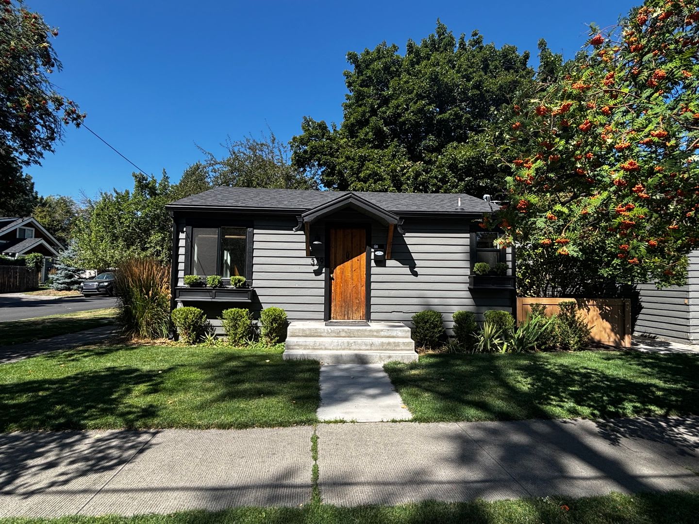 Adorable Downtown House, Newer Flooring/Paint/Appliances, A/C, Storage, Fenced Rear Yard – photo 1