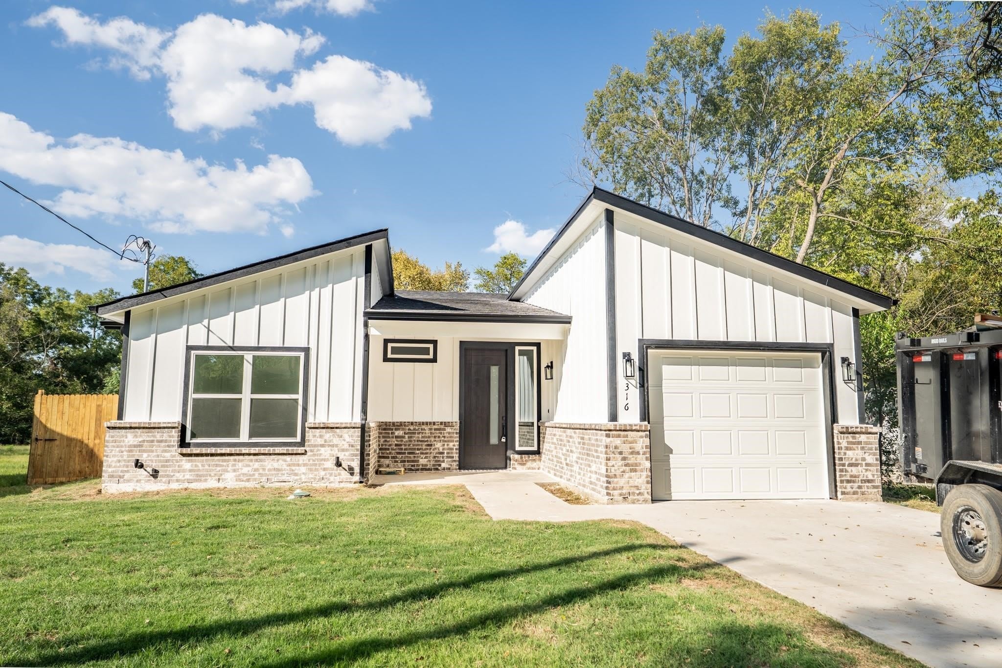 316 Beckham Street W – photo 1 of 22