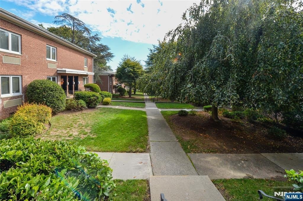250 Oak – photo 1 of 12