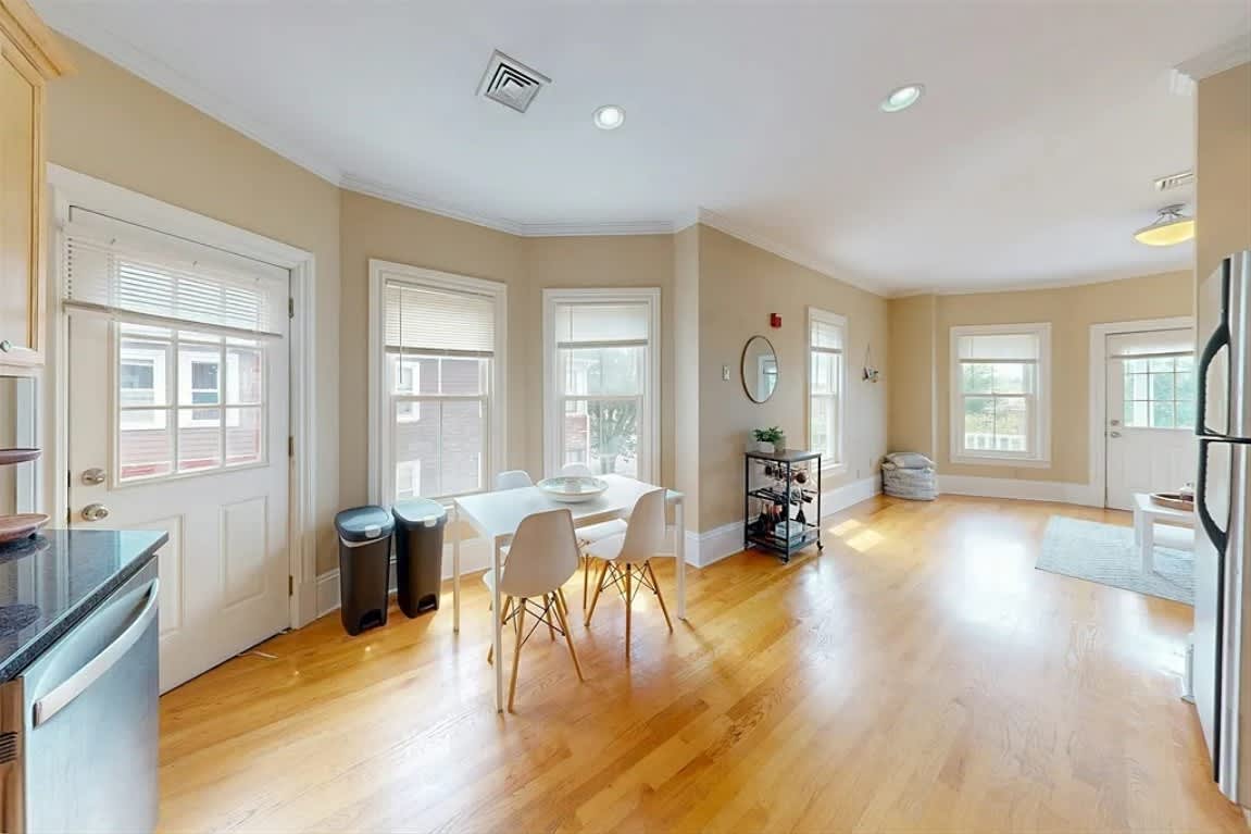561 Broadway – photo 1