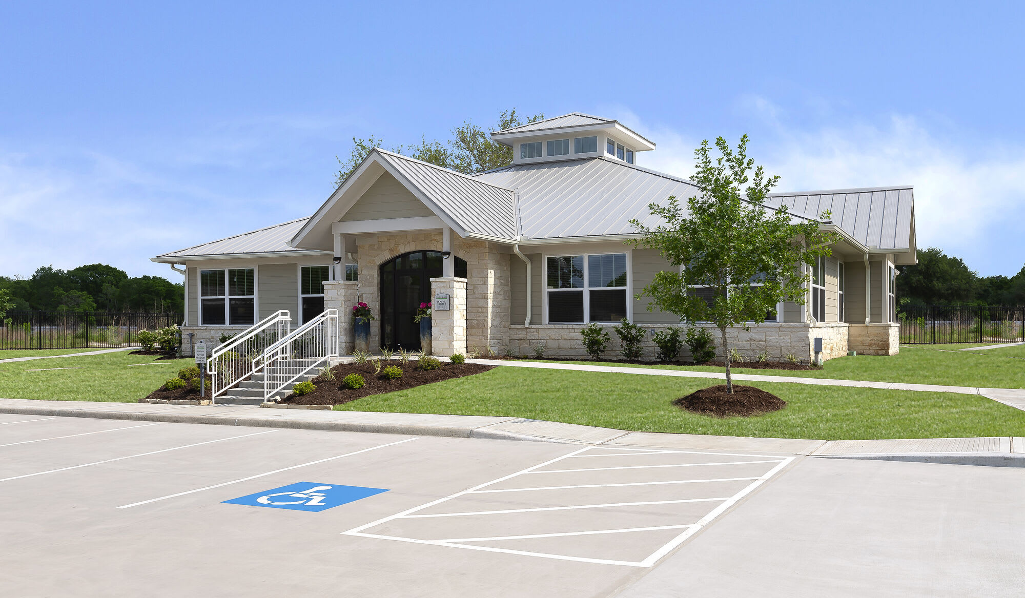 Pointe At Crestmont Apartments Affordable Housing – photo 1
