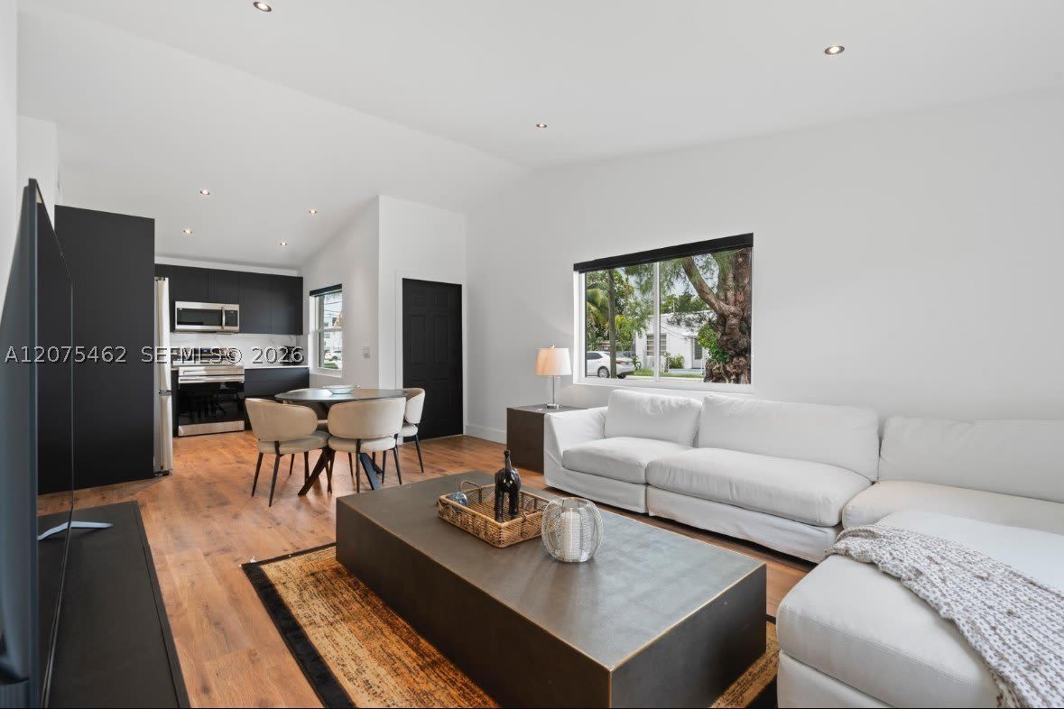 309 SE 3rd Ave – photo 1
