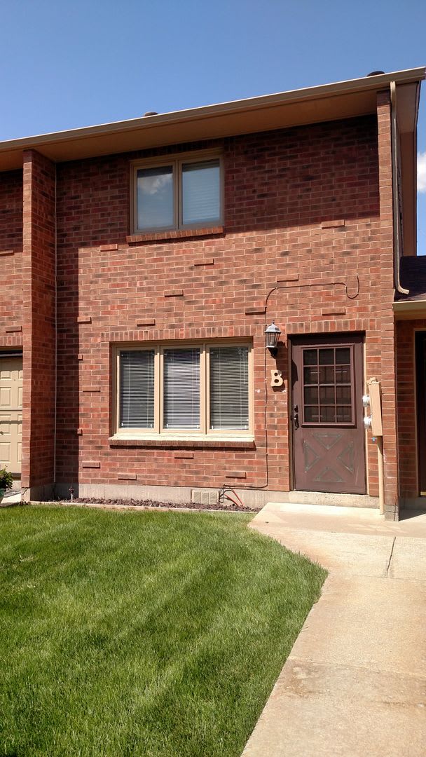 ALL PROSPECTIVE TENANTS MUST SUBMIT AN ONLINE APPLICATION AND BE PRE-QUALIFIED PRIOR TO ANY SHOWINGS. – photo 1