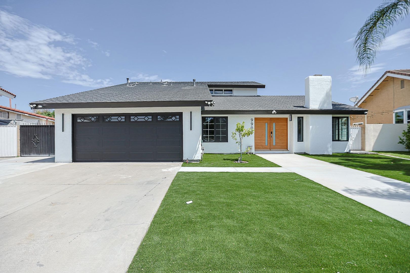 Luxury Fully Remodeled 4 Bed + 1 den / 4 Bath Home Near Mile Square Park – Approx. 2,500 Sq. Ft. – photo 1