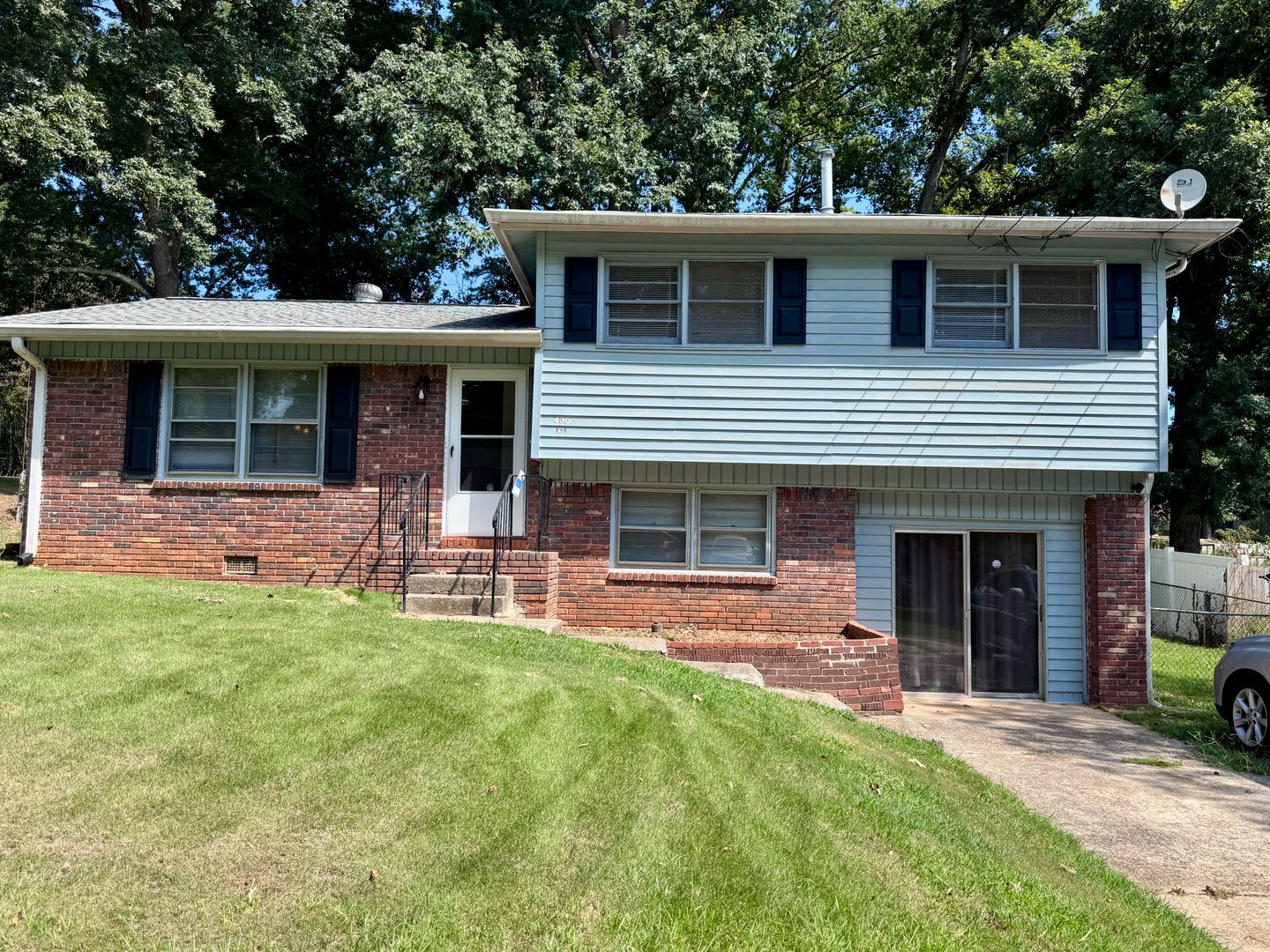 Great 3 Bedroom Mid-Centrury Split Level Home With a Retro Feel!! – photo 1