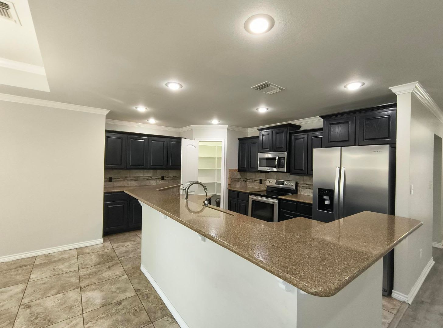Elegant 3 bedroom, 2 bath home 4 minutes from Goodfellow AFB AVAILABLE NOW! – photo 1