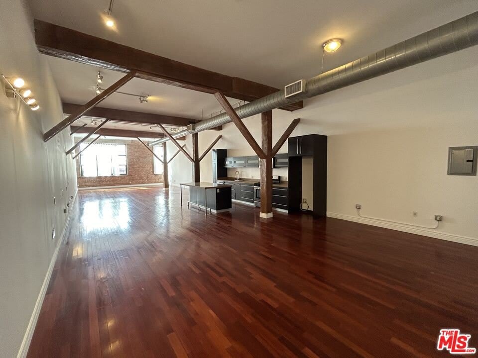 652 Mateo St – photo 1