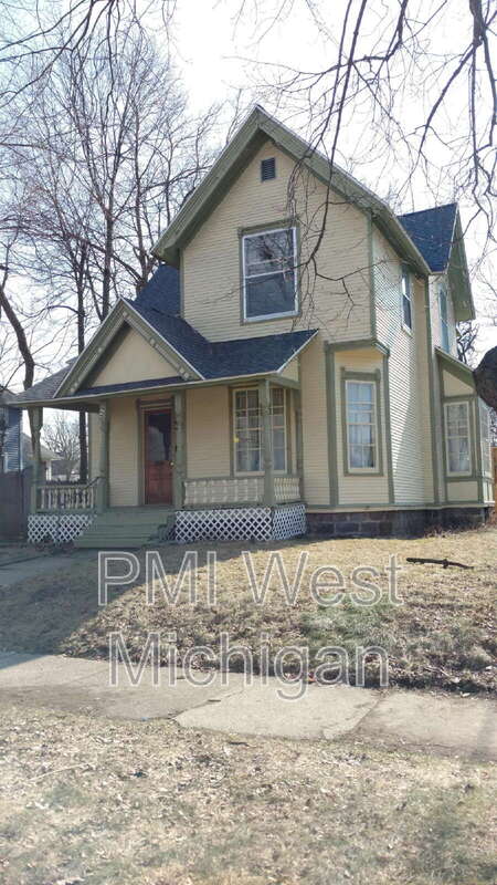 448 Thomas St SE – photo 1 of 12