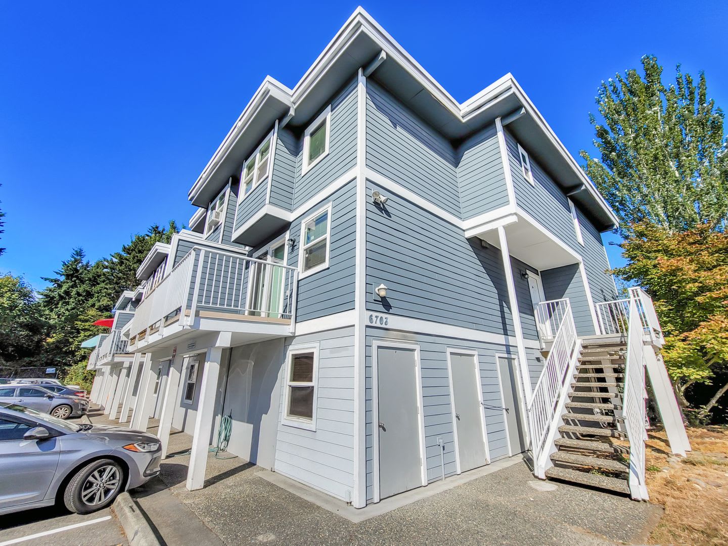 Bright End-Unit Townhome Across from Edmonds College – photo 1