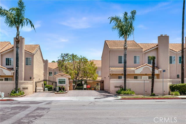 5200 White Oak Avenue – photo 1