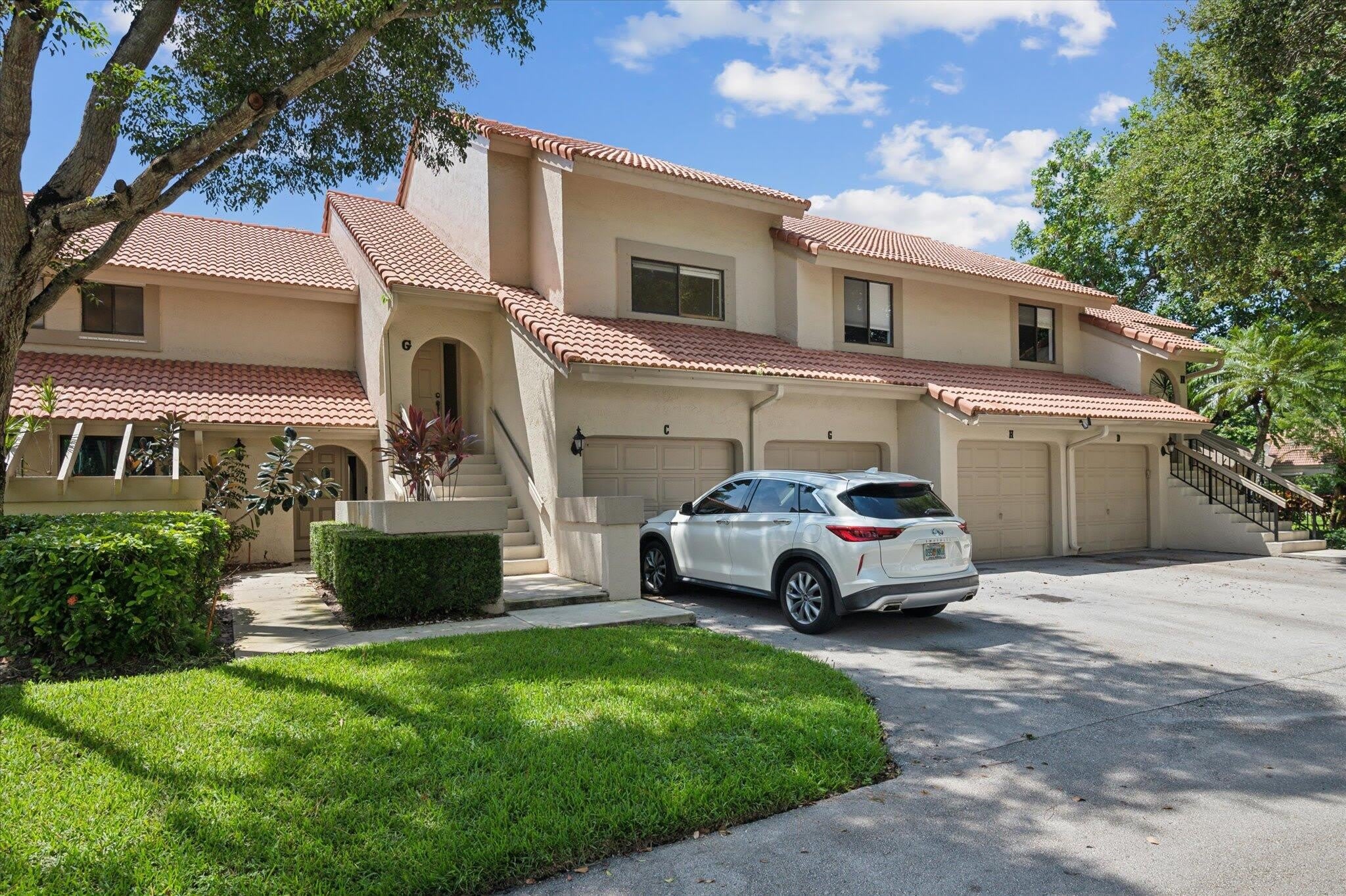 5750 Coach House Circle – photo 1
