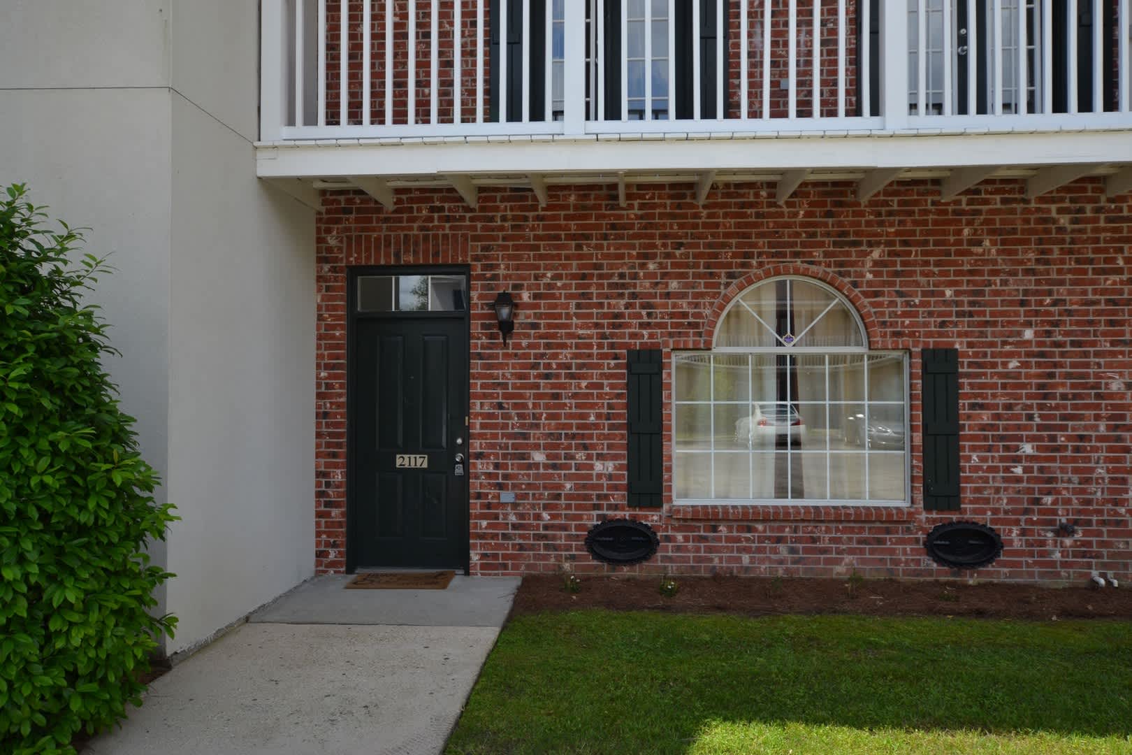 Charming New Orleans Style Townhouse in Gated Community on LSU bus route – photo 1