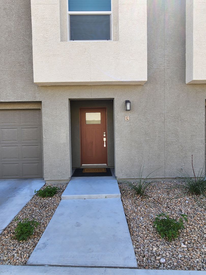 3 Bedroom Townhome With Internet Cable Water Sewer Trash Included – photo 1