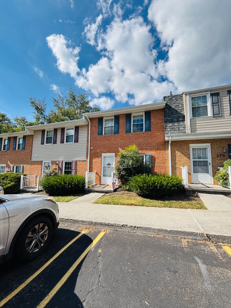 2 Bedroom, 1.5 Bath Townhouse – photo 1