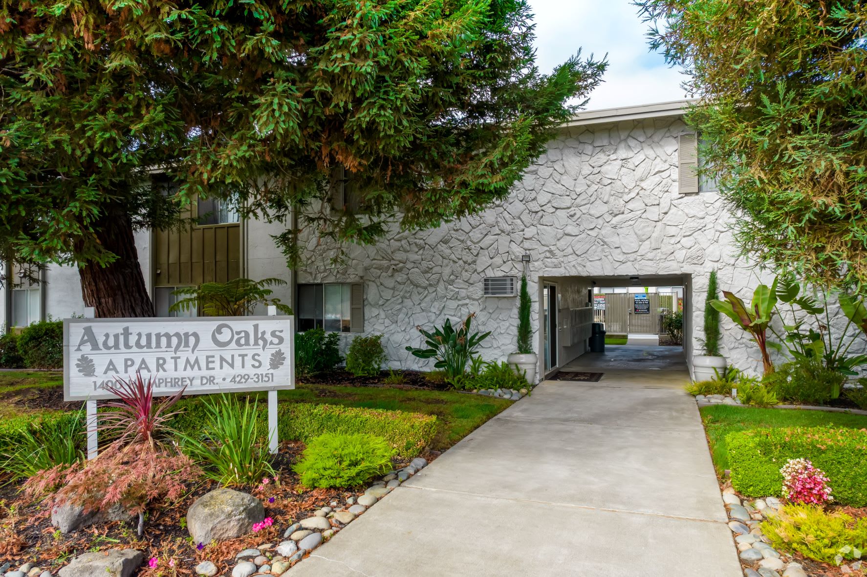 Autumn Oaks Townhomes &amp; Apartments – photo 1 of 11