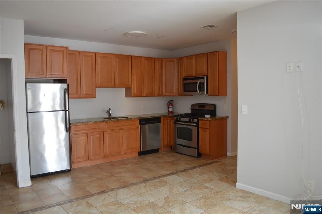 16 18 N Front – photo 1 of 44