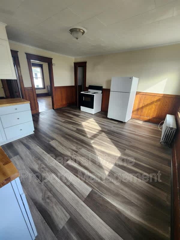 33 Bradley St. – photo 1 of 13