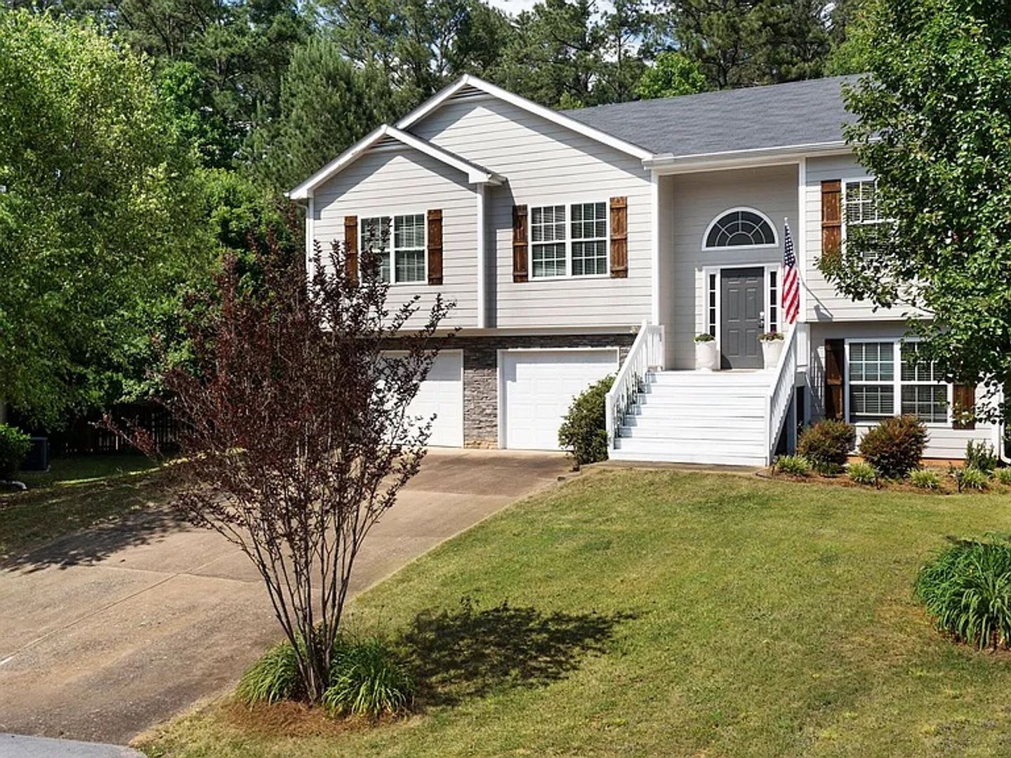 Gorgeous Newly Renovated and Sprawling Yard – photo 1 of 32