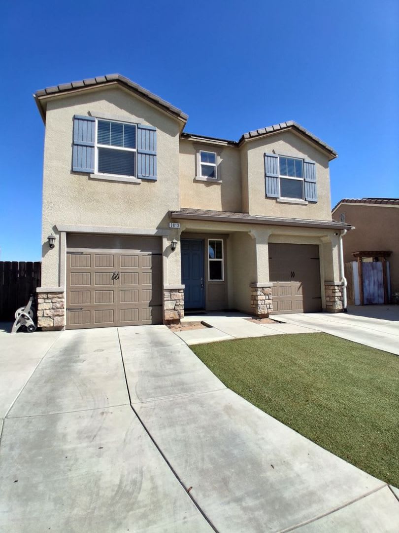 Beautiful 4 Bed / 3 Bath Home in Desirable Clovis Neighborhood – photo 1