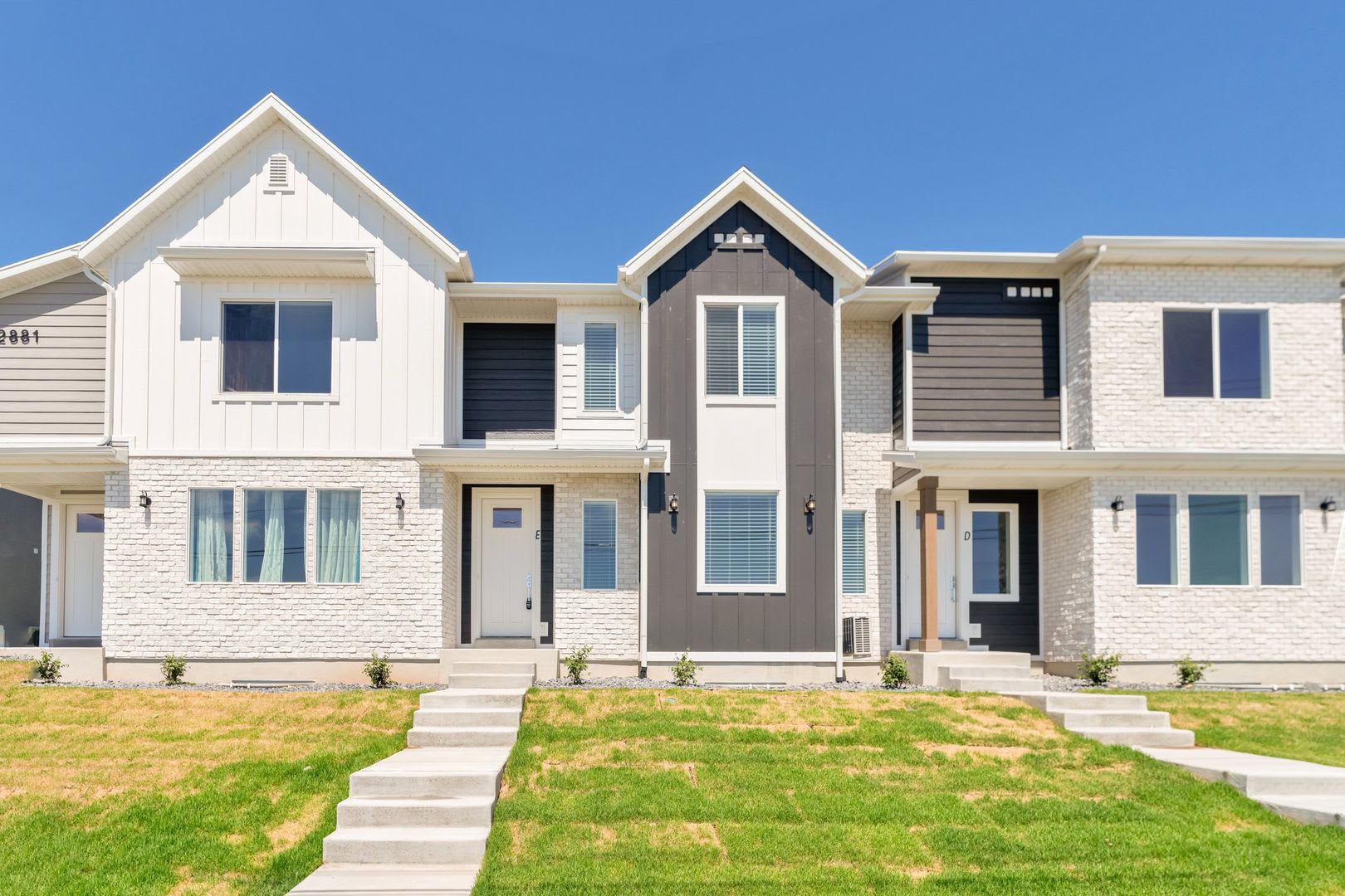 Enormous 3 Bed 2 Bath Pet Friendly Townhome With Large Unfinished Basement Available Now – photo 1 of 98