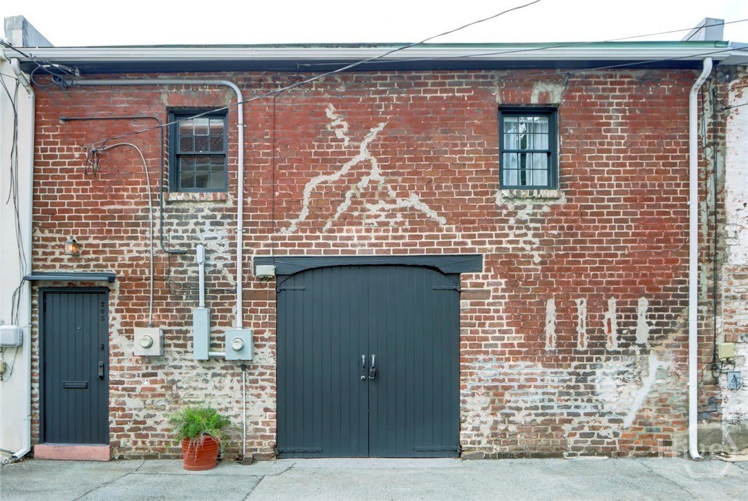 205 W Jones Lane – photo 1 of 9