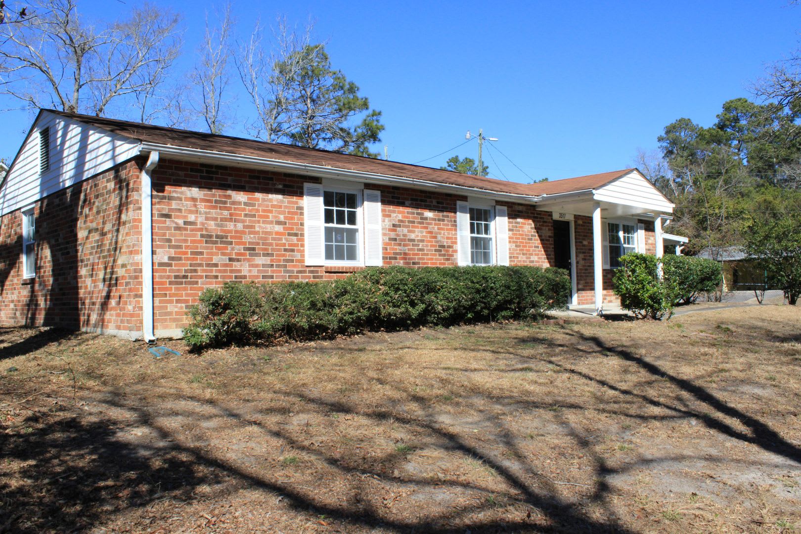 Awesomely Located 3 bedroom 2 bath Available! – photo 1