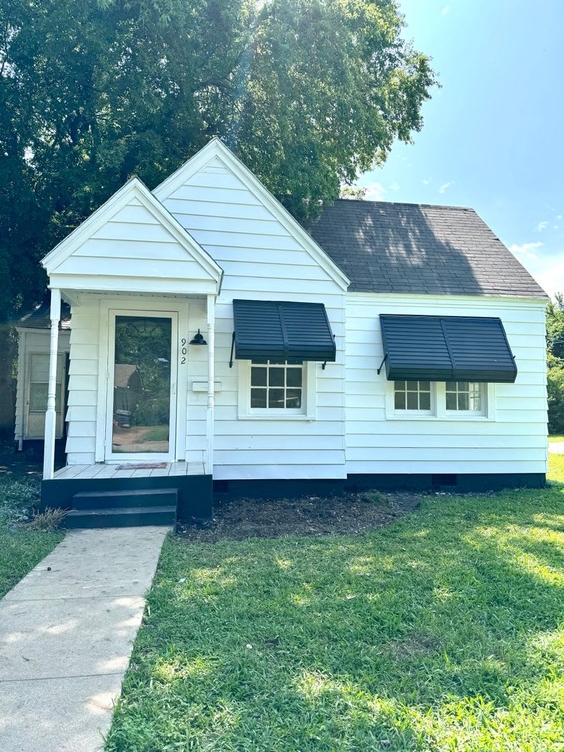 2 Bedroom 1 Bath with Hardwoods for Rent – photo 1 of 9