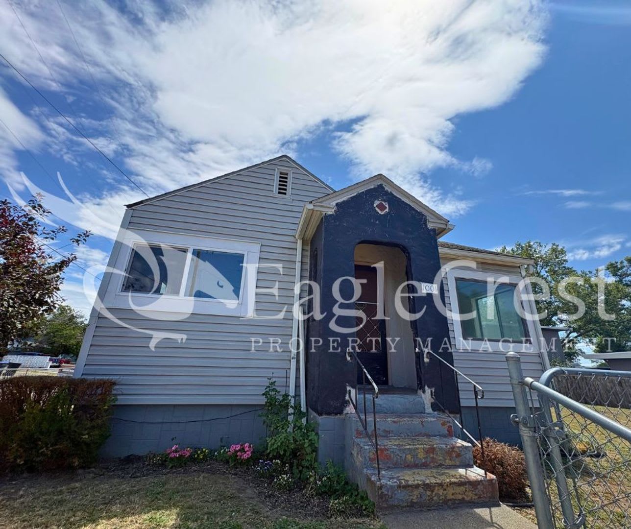 Charming 2-Bedroom Home with Modern Finishes & Open Yard – photo 1