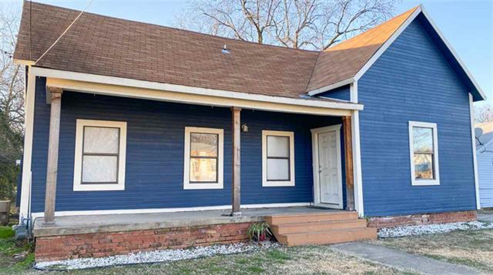 Cozy Three Bedroom House for Rent! – photo 1 of 11