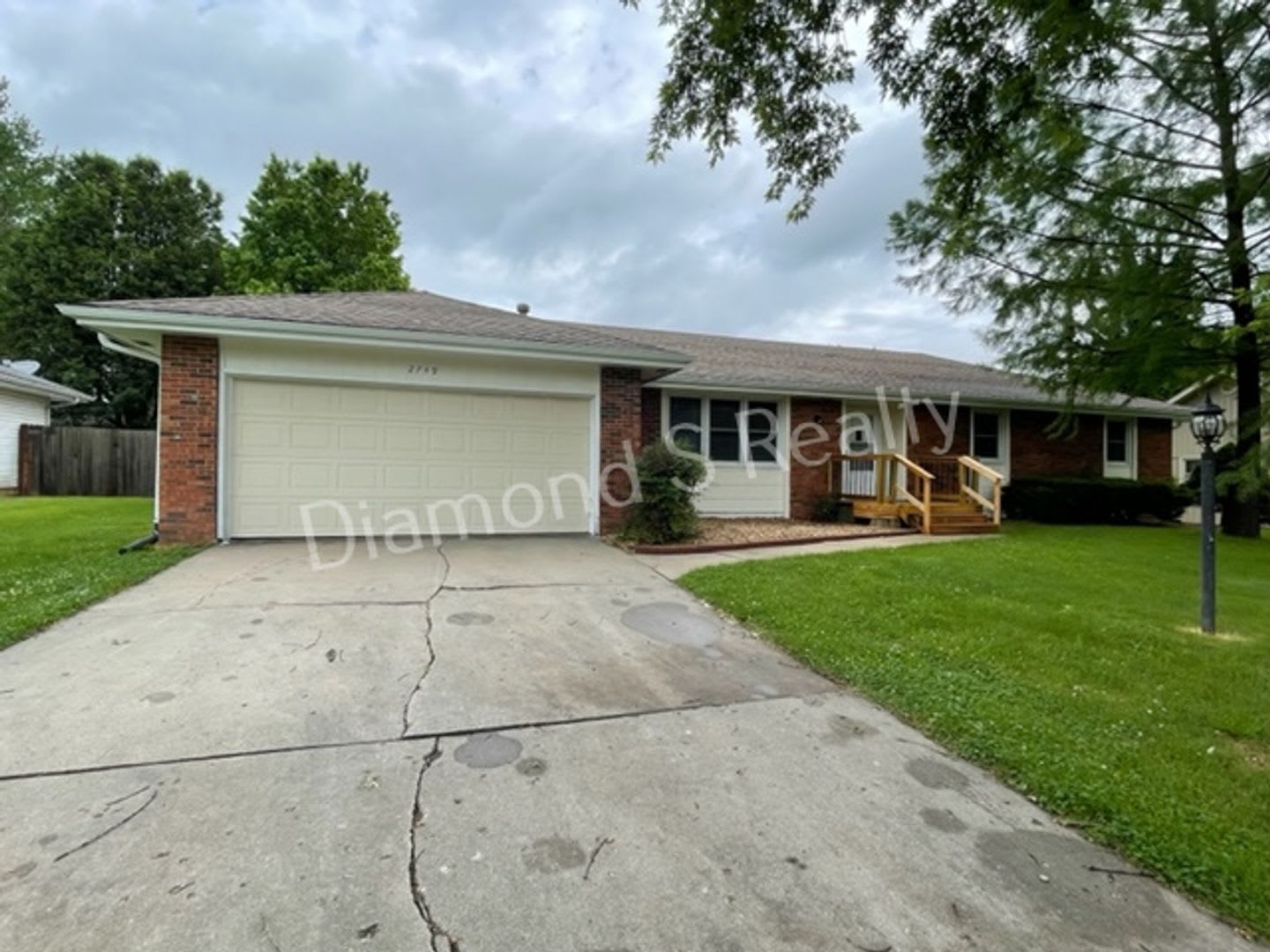 4 Bedroom Home Available Now! Southwest Springfield! – photo 1