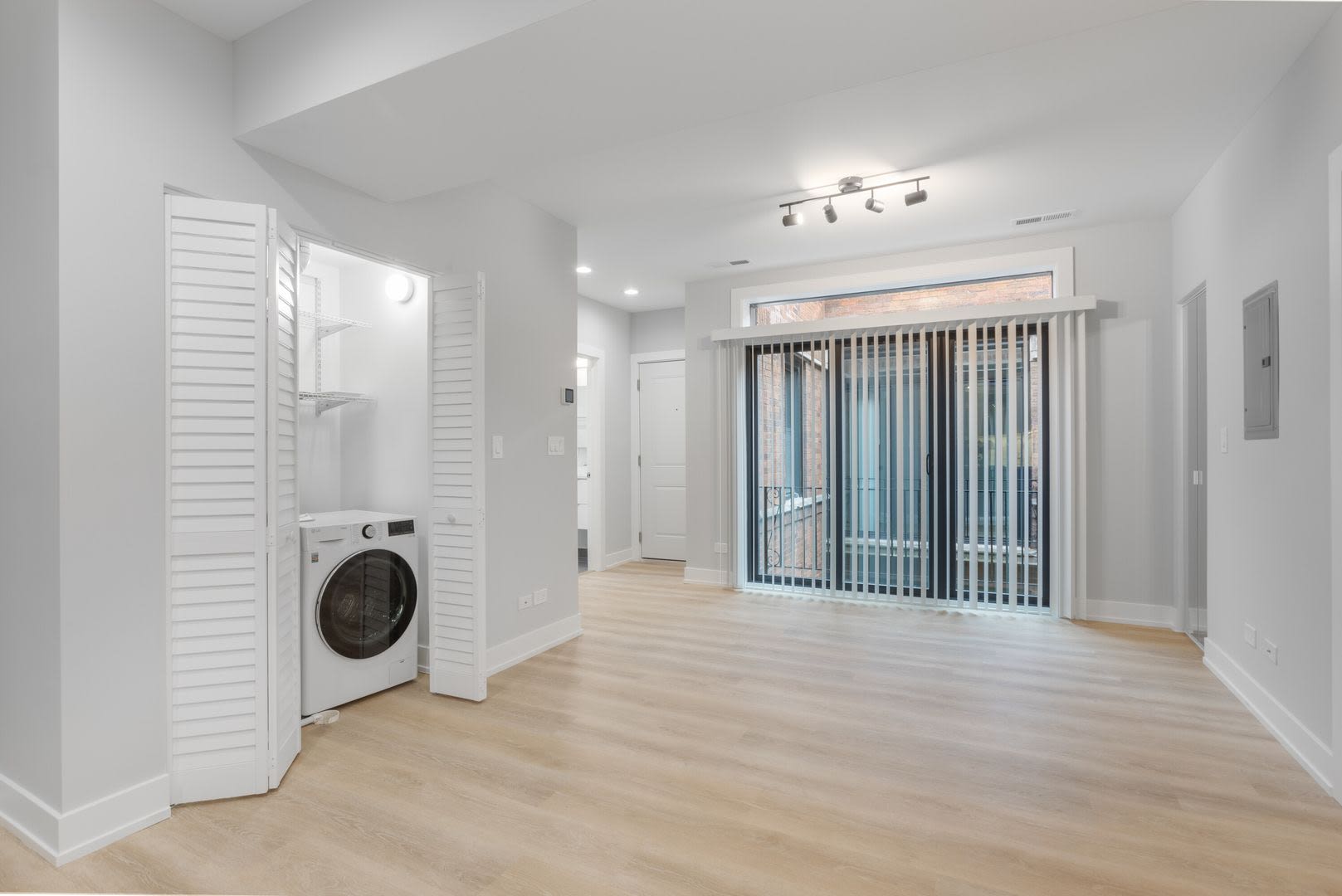 1558 W Juneway Terrace – photo 1