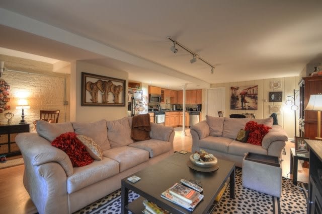 556 W Belden Ave – photo 1