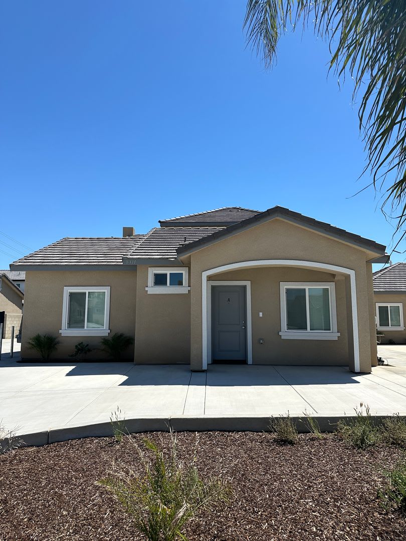 Spacious 5-Bedroom Townhome in Northwest Bakersfield – photo 1