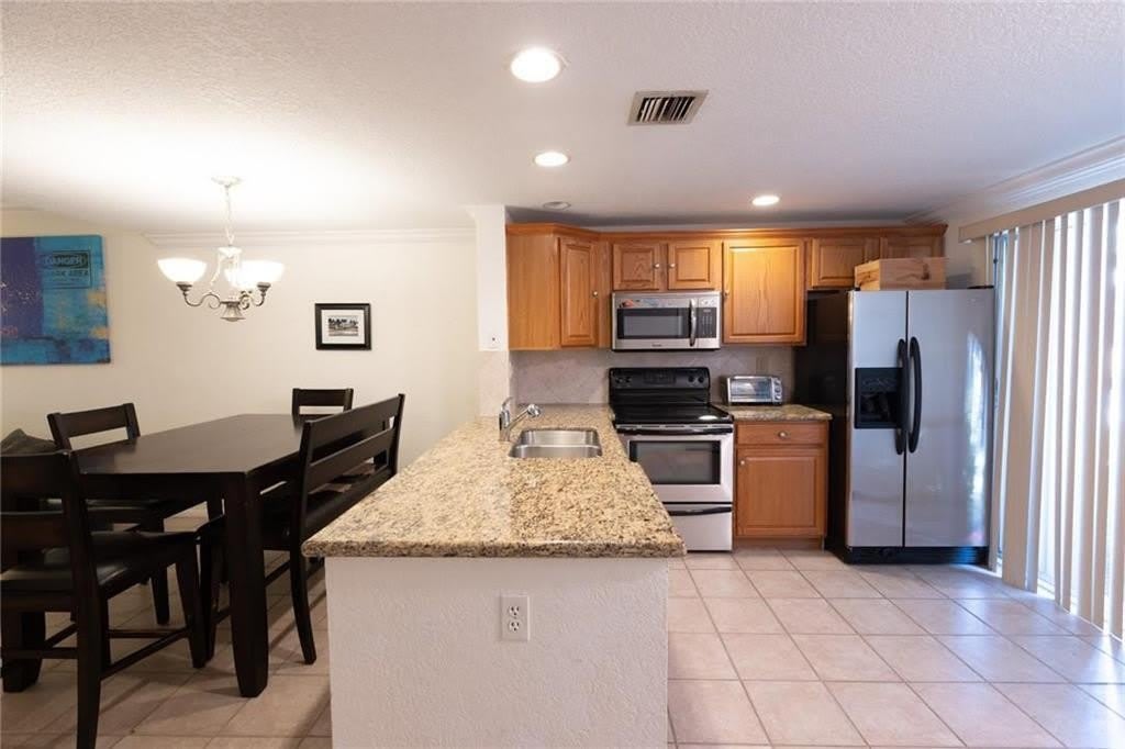 2863 NE 15th Street – photo 1