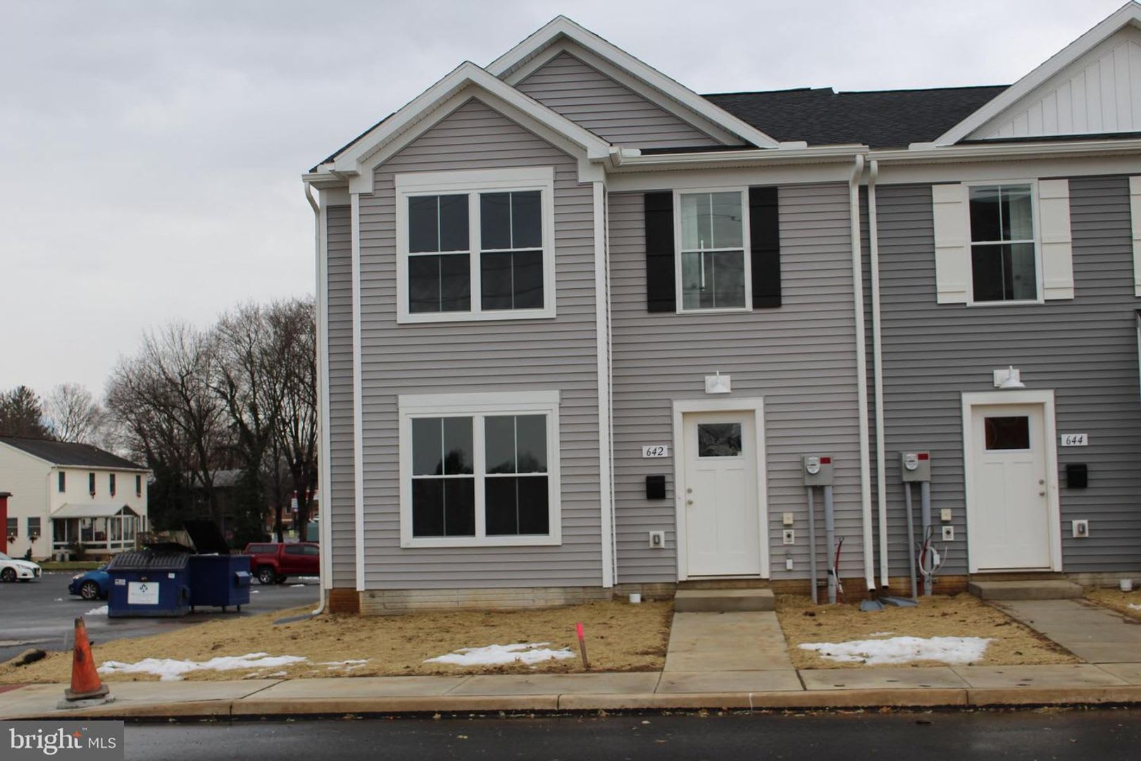 Stunning 3-bedroom townhouse in prime location! – photo 1
