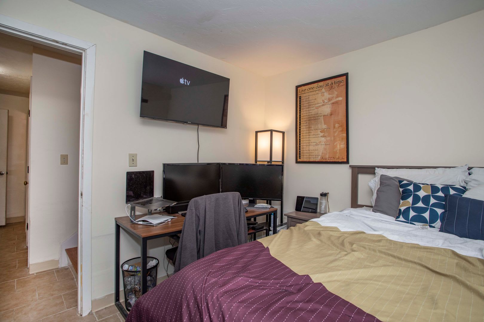 Huge 4 bed 2 bath townhouse near Northeastern with a move in special! – photo 1