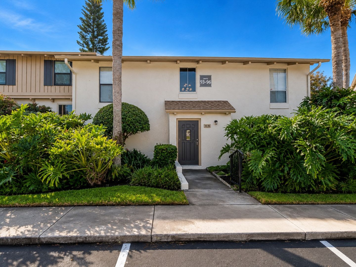 Bright & Updated 1-Bed, 1-Bath Condo with Lake View! – photo 1