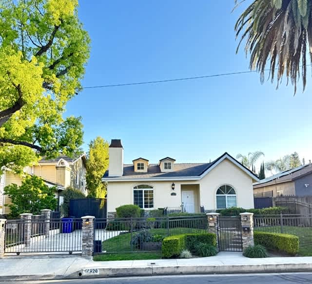 14320 Hortense Street – photo 1