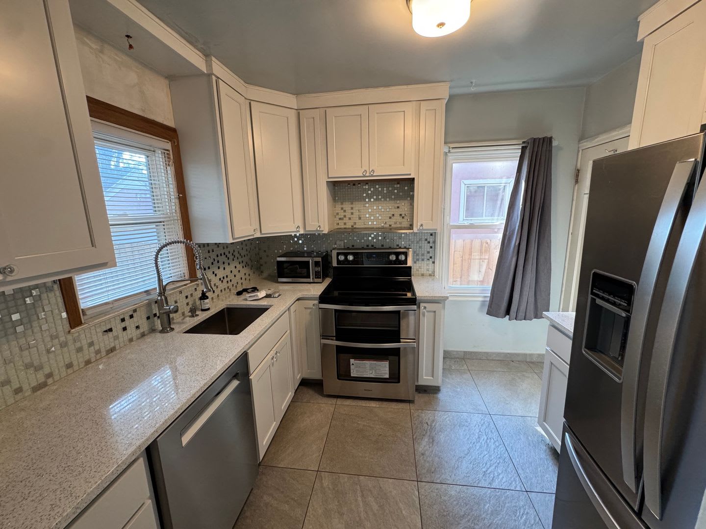 Adorable Updated House 2 Bed 1 Bath Fenced In Yard – photo 1