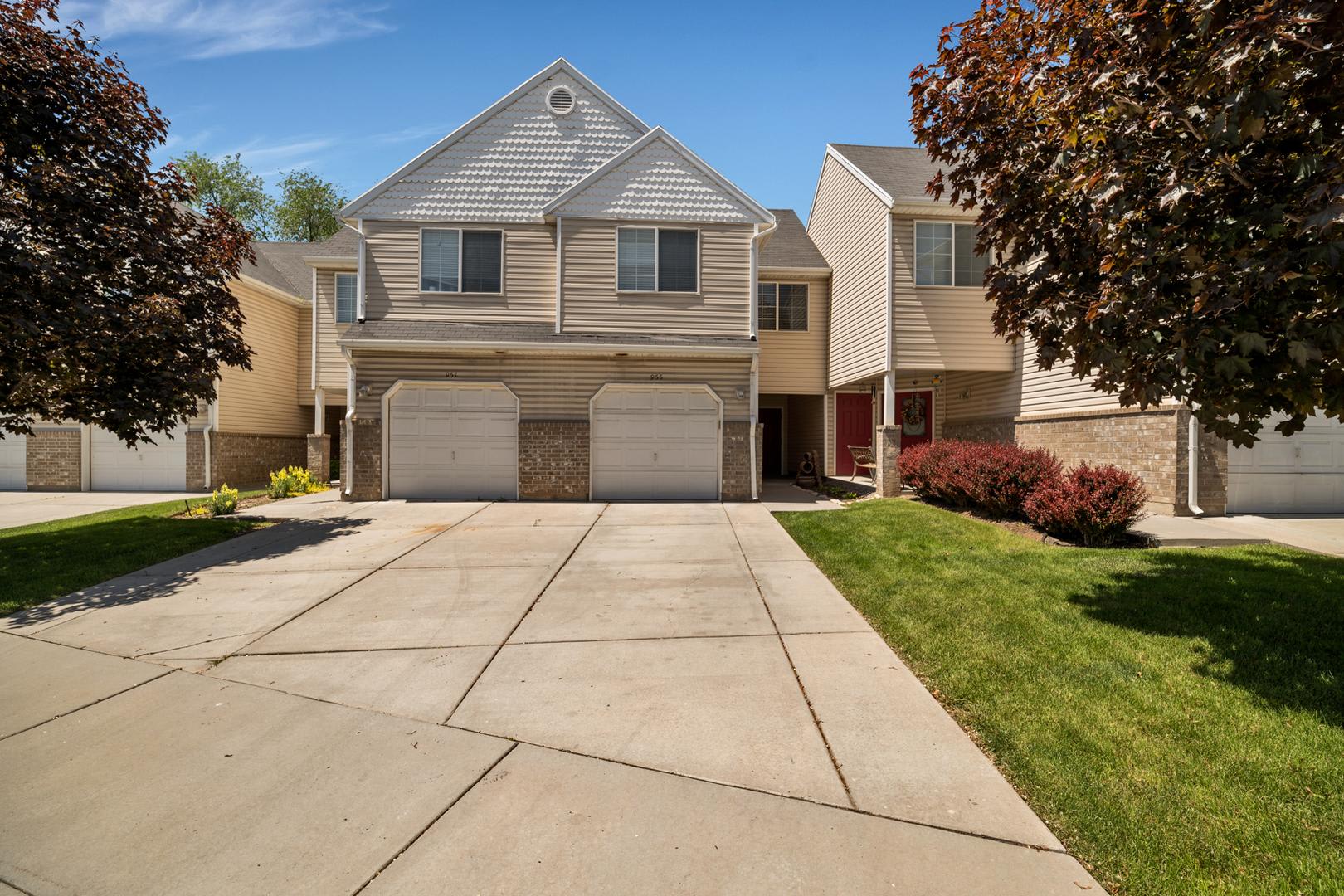 Beautiful Pet Friendly 3 bed/2.5 bath Townhome in Layton! Available NOW! – photo 1